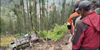 Evakuasi Truk yang Terpersok ke Jurang Akibat Longsor di Jalur Wisata Bromo Terhambat Kondisi Tanah