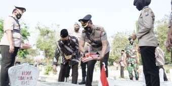 Jelang Hari Bhayangkara ke-76, Polresta Sidoarjo Ziarah ke Taman Makam Pahlawan
