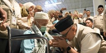 Menhaj Gus Irfan Lepas Kepulangan Perdana Jemaah Haji ke Tanah Air
