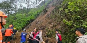 Pascalongsor Jalur Pacet-Cangar, Polres Mojokerto dan Petugas Gabungan lakukan Pembersihan Jalan