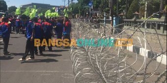 Ratusan Buruh Demo di Kantor DPRD Jatim Tolak Tapera