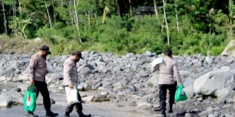 Seberangi Sungai Lahar Dingin Semeru, Kapolres Lumajang Salurkan Bansos Warga Terisolasi
