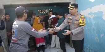 Polres Mojokerto Kota Salurkan Bantuan Bersih Rumah di Wates