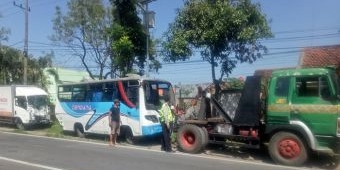  Truk Tabrak Bus di Madiun, 1 Pemotor Tewas Tergencet