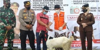 Pancing Minat Warga Ikuti Vaksinasi Massal, Bupati Arifin Siapkan Puluhan Ekor Kambing dan Ayam