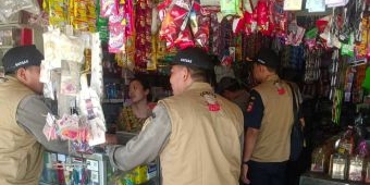 Gempur Rokok Ilegal, Petugas Gabungan Tuban Gelar Operasi Pasar di Bancar