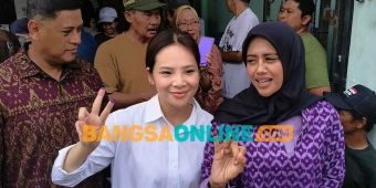 Gunakan Hak Pilihnya, Bunda Fey Didampingi Regina Jalan Kaki ke TPS 04