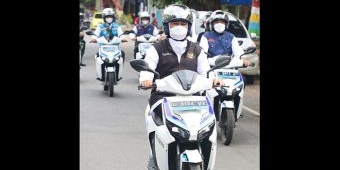 Naiki Motor Listrik Gesits di Jember, Gubernur Khofifah Siap Dukung Inpres Nomor 7 Tahun 2022