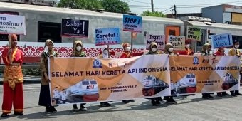 Sambut Hari Kereta Api Nasional, SMPM 11 Surabaya Imbau Keselamatan Pengendara di Perlintasan KA