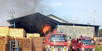 Gudang Kayu di Kediri Terbakar, Pemilik Rugi Ratusan Juta Rupiah