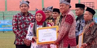 Gubernur Jatim Beri Penghargaan Bupati Tuban sebagai Tokoh Pembina Koperasi 2025