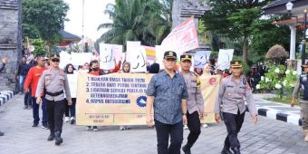 Kapolres Madiun Pimpin Langsung Personel Pengamanan Aksi Damai Hari Buruh di Caruban