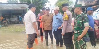 Personel Polri dan TNI Bantu Korban Banjir di Dawarblandong