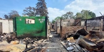 Warga Korban Kebakaran Rumah di Manggarai Berupaya Mencari Barang Berharga Miliknya