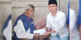 Wakil Bupati Mojokerto Beri Bantuan untuk Warga yang Rumahnya Roboh