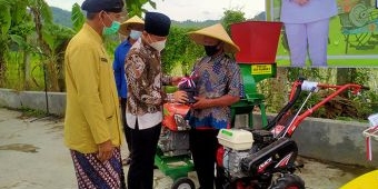 Sesuai Instruksi Presiden Jokowi, Bupati Trenggalek Salurkan Bantuan untuk Kelompok Petani Lokal
