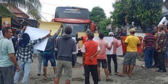 Warga Dalegan Gresik Demo Kerusakan Jalan Akibat Dump Truk