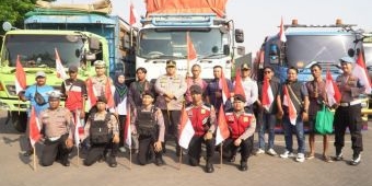 Polres Pasuruan Gandeng Elemen Masyarakat Bagikan 500 Bendera Merah Putih ke Sopir Truk