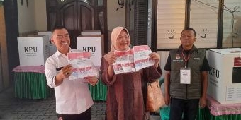 Abah Anton Bersama Istri Nyoblos di TPS 002 Tlogomas, Sungkem Ibunda Sebelum Berangkat