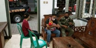 Sambil Gendong Anak, Suami Gerebek Istrinya Sedang Selingkuh di Tempat Kos Kediri