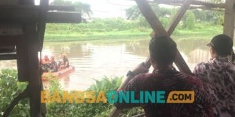 Siswi SMPN 30 Surabaya Tenggelam di Sungai Belakang Rumahnya saat Jemur Pakaian