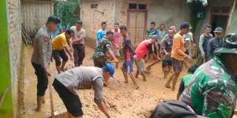 Polsek Sine Ngawi dan Tim Gabungan Kerja Bakti di Rumah Warga Terdampak Longsor