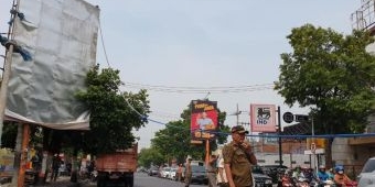 Puluhan Papan Reklame Bodong Dibongkar Paksa Satpol PP Mojokerto