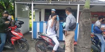 Operasi Aman Nusa, Polsek Magersari Bagi-Bagi Masker kepada Pengendara