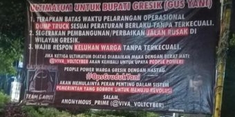 Viral! Sebuah Spanduk Besar di Gresik Kota Berisi Ultimatum Kepada Bupati Yani