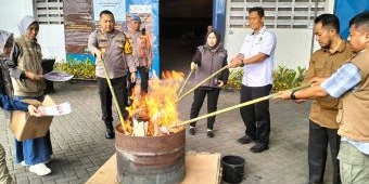 KPU Kabupaten Pasuruan Musnahkan Ratusan Surat Suara Rusak