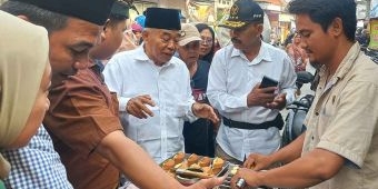 Kiai Asep Hadiri Kampanye Pasangan Mubarok di Pasar Sedati