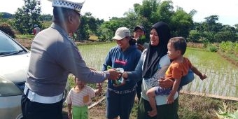 Satlantas Polres Magetan Berpatroli Sambil Bagikan Nasi Bungkus