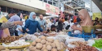 Blusukan ke Pasar Sayur Magetan, Khofifah Ajak Puluhan Buruh Gendong Sarapan Bareng