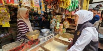 Di Pasar Soponyono Surabaya, Gubernur Khofifah Pastikan Stok dan Harga Beras Medium Terjangkau