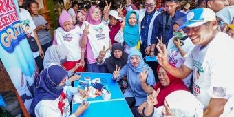 Khofifah Buka Layanan Pemeriksaan Kesehatan Gratis di Pasar Pacar Keling