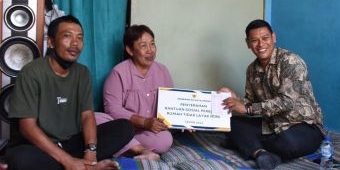 Wali Kota Kediri Serahkan Bansos Perbaikan RTLH di Kampung Dalem dan Singonegaran