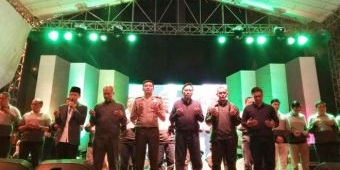 Bupati Sambari dan Masyarakat Gresik Rayakan Pergantian Tahun 2017 dengan Bersalawat