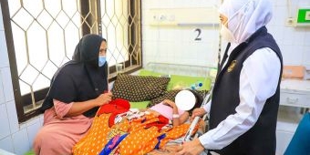 Gubernur Khofifah Tinjau Langsung KLB Campak di Sumenep, Vaksinasi Massal Dimulai 25 Agustus