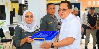 Pj Gubernur Jatim Tinjau Kesiapan Logistik Jelang Pilkada Serentak di Lumajang