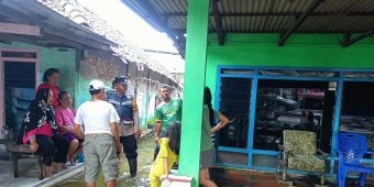 Bhabinkamtibmas Taman Salurkan Sembako ke Warga Terdampak Banjir