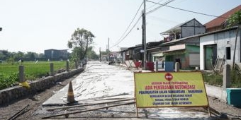 Proyek Betonisasi Jalan Banjarsari-Damarsi Sidoarjo Mulai Dicor