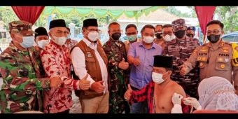Istimewa, Vaksinasi Kades Jambu Bangkalan Disaksikan Forkopimda dan Muspika