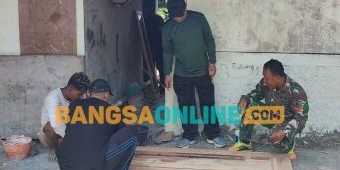 Jelang Penutupan TMMD 122, Anggota TNI dan Warga Lakukan Kerja Bakti