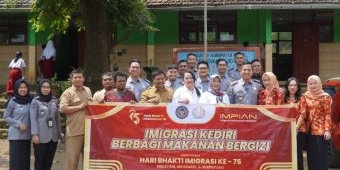 Sambut HBI, Kantor Imigrasi Kediri Berbagi Makanan Bergizi untuk Siswa di Dua SD Desa Kalipang