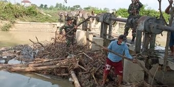 Cegah Luapan Air Sungai Plalangan Lamongan, Anggota TNI Ajak Warga Bersihkan Sampah