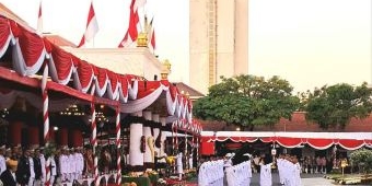Padati Grahadi, Ribuan Warga Saksikan Semarak Penurunan Bendera HUT ke-80 RI