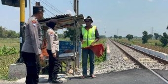 Polres Kediri Beri Rompi pada Penjaga Palang Pintu Kereta Api