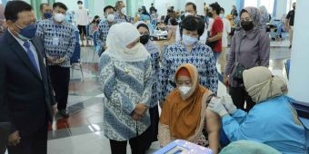 Lindungi Kelompok Rentan, Gubernur Khofifah Dorong Vaksinasi Booster Dosis ke-2 untuk Lansia