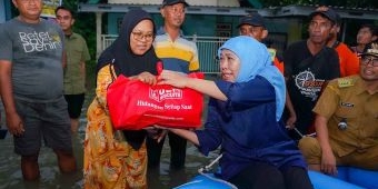 Tinjau Banjir di Jombang, Khofifah Salurkan Bantuan dan Upayakan Pengerukan Dam Siphon Jadi 24 Jam