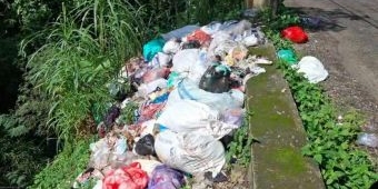 Tumpukan Sampah di Dekat Jembatan Blawean Desa Turi Dikeluhkan Warga